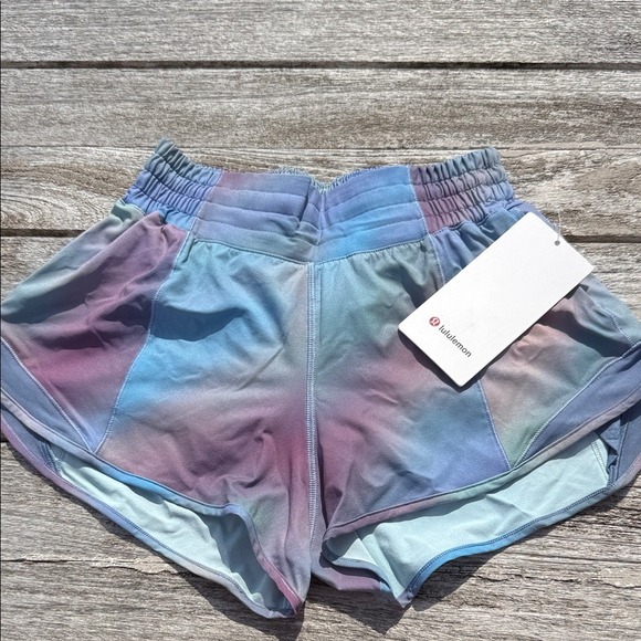 Lululemon Hotty Hot High-Rise Lined Short 2.5" size 4 NWT - Picture 1 of 6